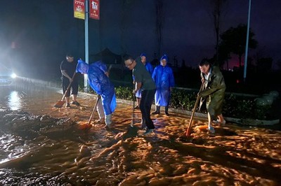 面对突袭暴雨 南阳职业学院师生廖力同心守护家园